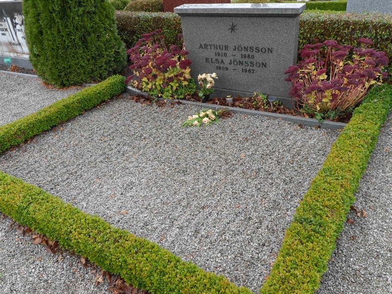 Grave number: ÖTN NVK2    80, 81