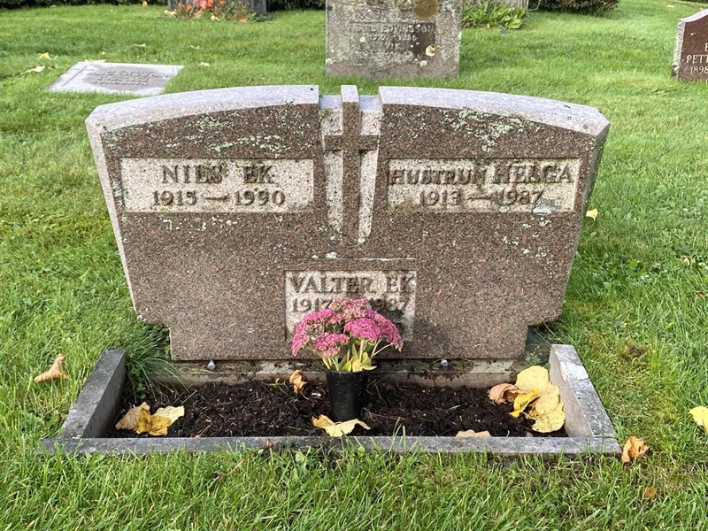 Grave number: 4 Öv 17   164-166