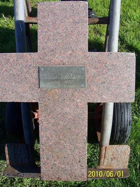 Grave number: 2 U   071