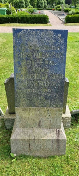 Grave number: LM 1 06  005