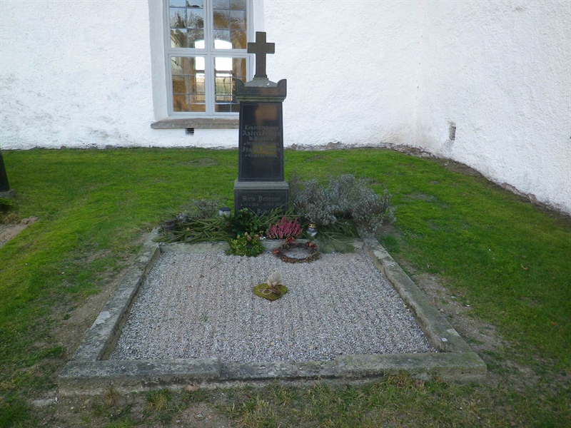 Grave number: VI E    13, 14