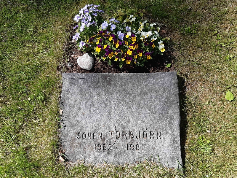 Grave number: KA 13    13