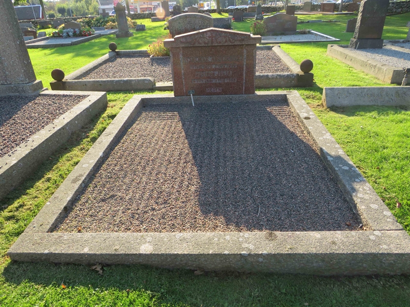 Grave number: 1 05   66