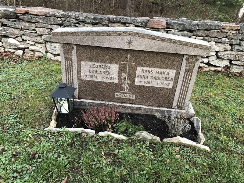 Grave number: L B    97