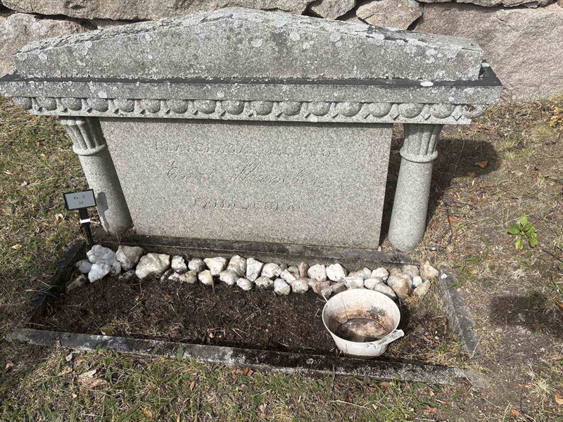 Grave number: 003 D    33