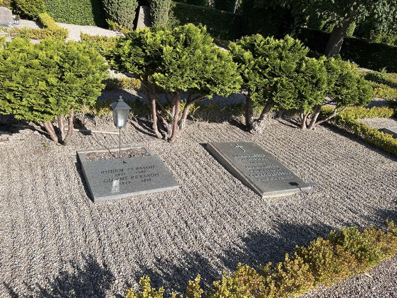 Grave number: NK E 125-128