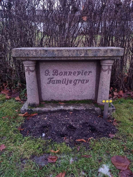 Grave number: 1 12   73