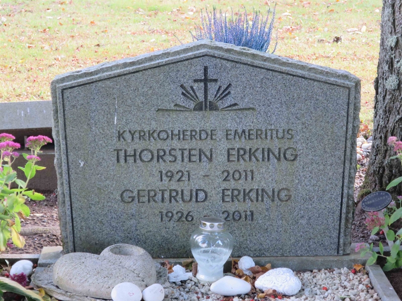Grave number: HK J    31, 32