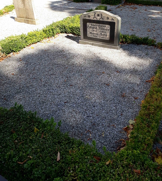 Grave number: LB C 051-052