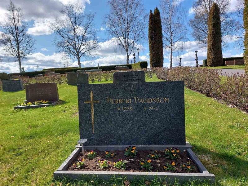 Grave number: HV 29   12, 13