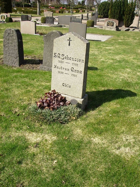 Grave number: LM 3 32  005