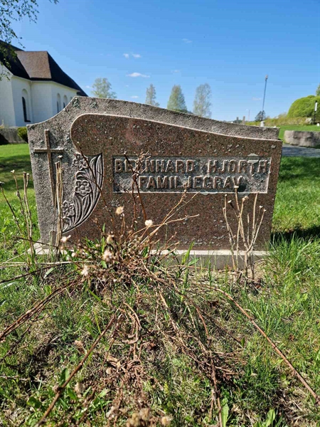 Grave number: 501 18 3588-3590