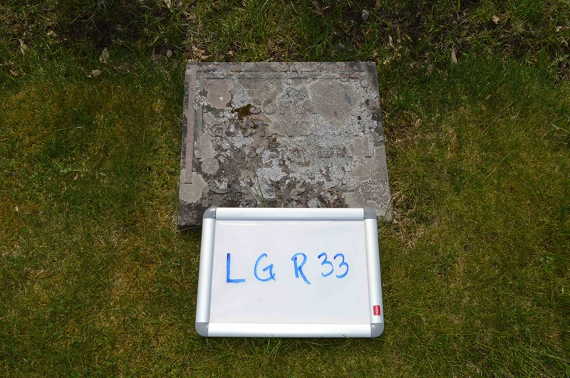Grave number: LG R    33