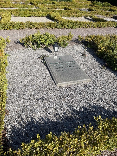 Grave number: NK E 72-73