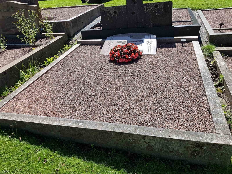 Grave number: 06 61077