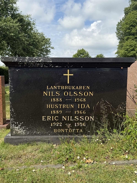 Grave number: FÅ D 130, 131, 132