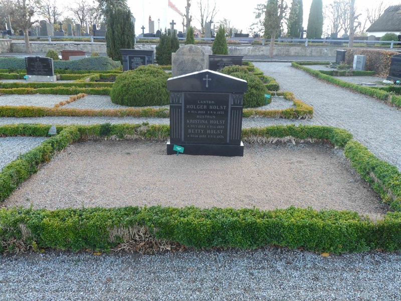 Grave number: ÖTN NMK2    66, 67, 68