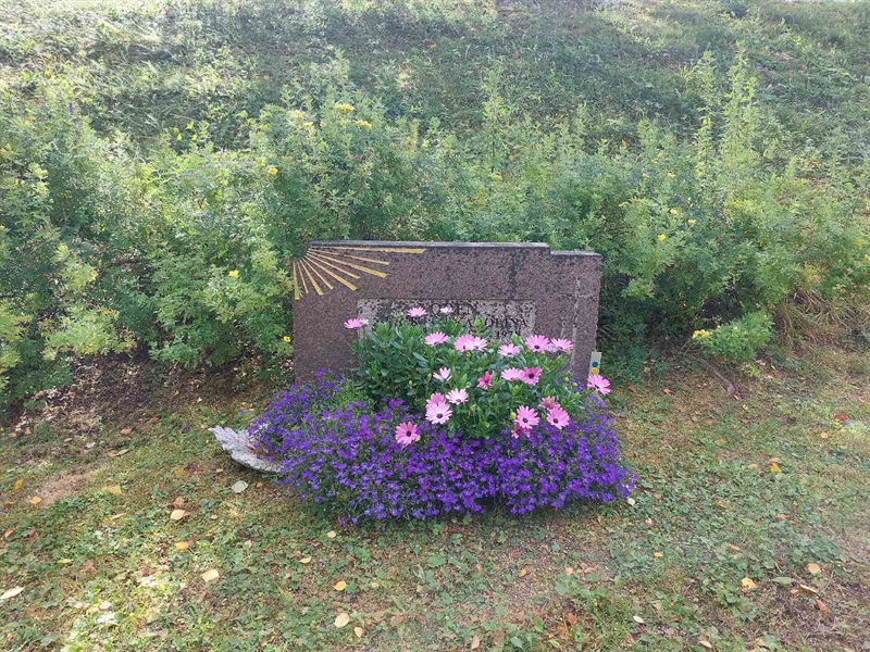 Grave number: FÖ 4   121, 122, 123, 124