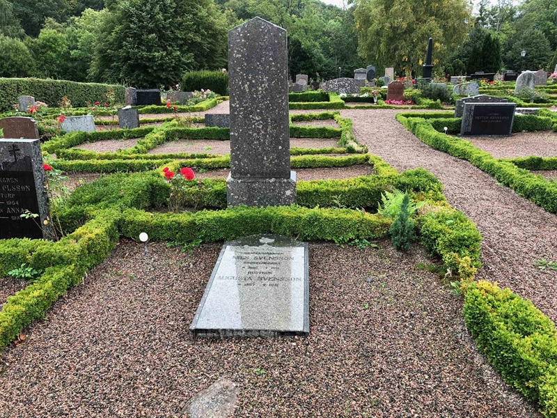 Grave number: Kå 32    11, 12