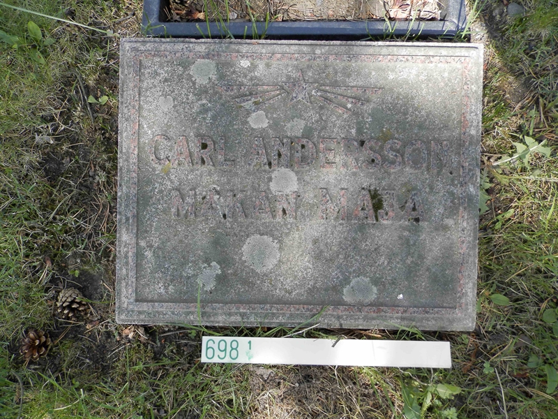Grave number: 1 1   698
