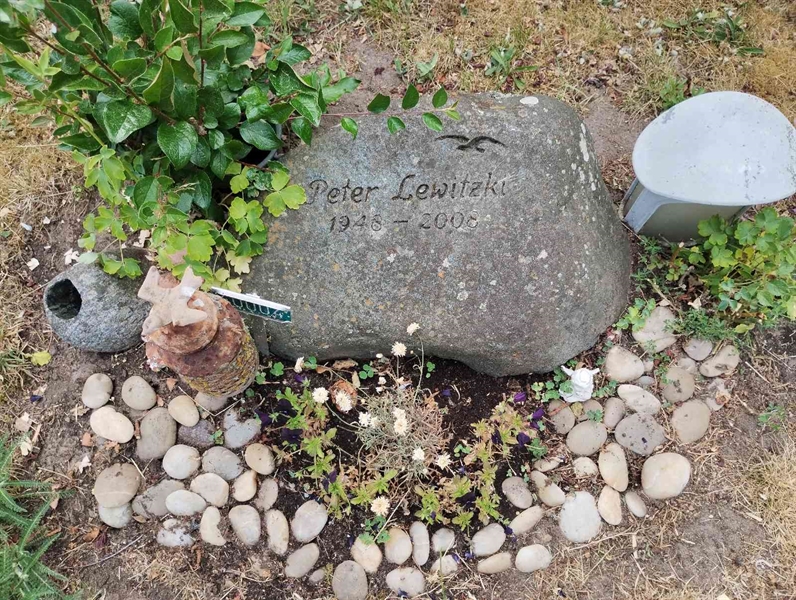 Grave number: NÅ 40     6, 7