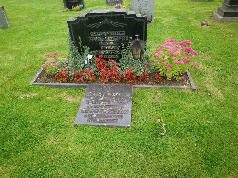 Grave number: VI K    88, 129, 130