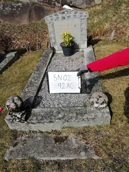 Grave number: SN 02    92