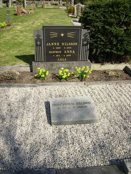 Grave number: LM 3 30  010