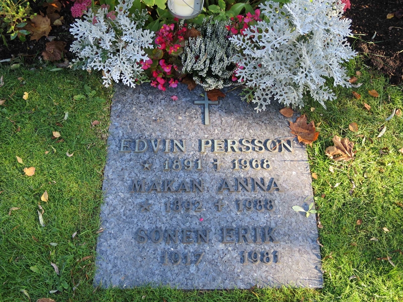 Grave number: HÖB 52    37