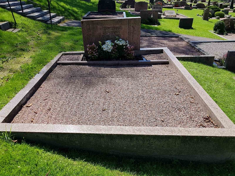 Grave number: 06 61018