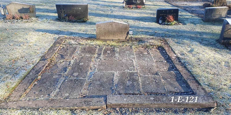Grave number: 1 E   121