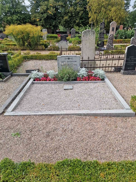 Grave number: 2 G    42-43