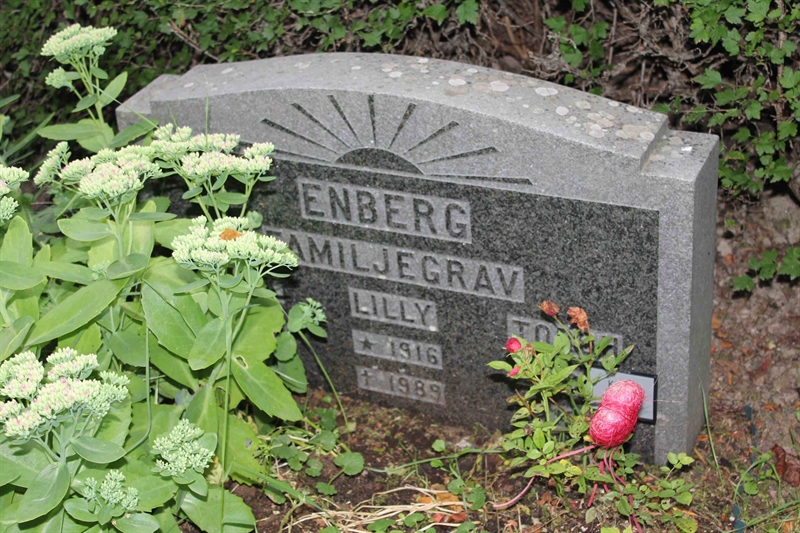 Grave number: A B  182, 183, 184