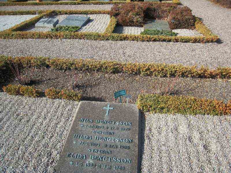 Grave number: NK F 70-72