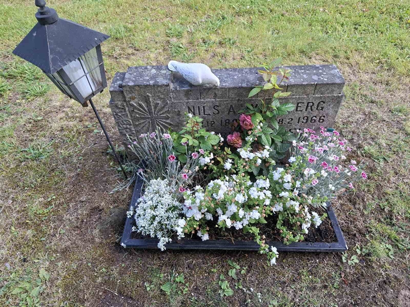 Grave number: 001 2   808