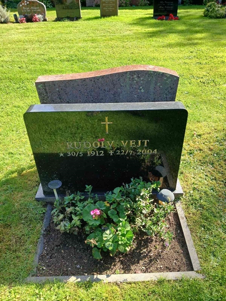 Grave number: ÖB 28    14, 15