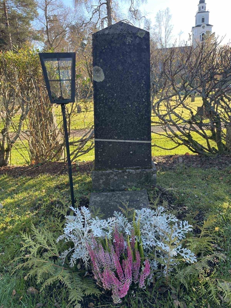 Grave number: R 2     6