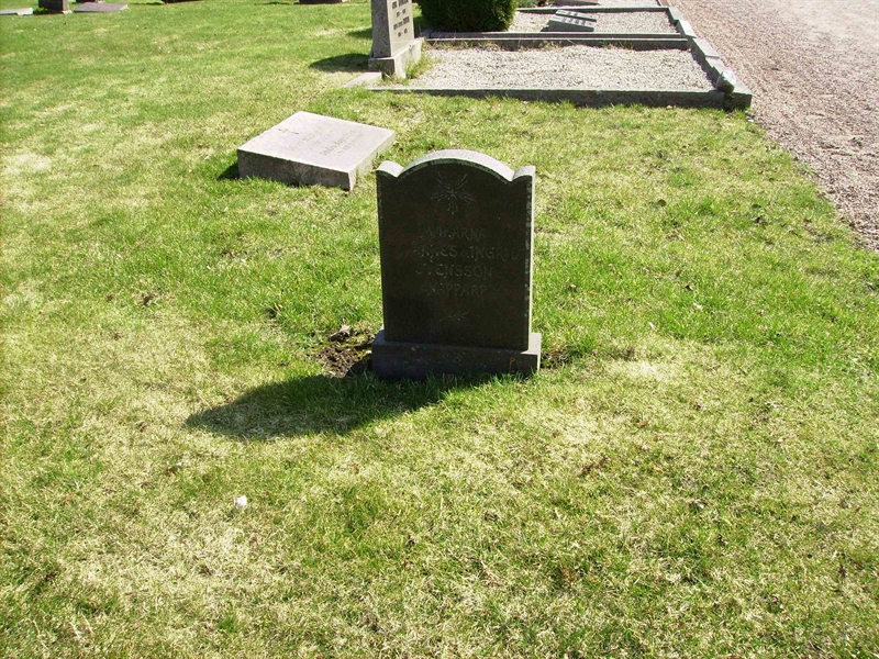 Grave number: LM 3 30  001