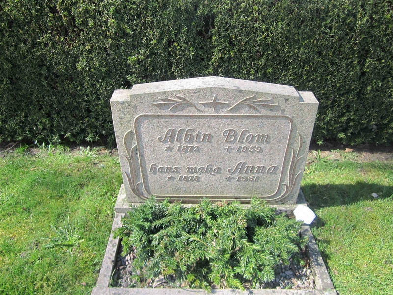 Grave number: 04 B  136, 137