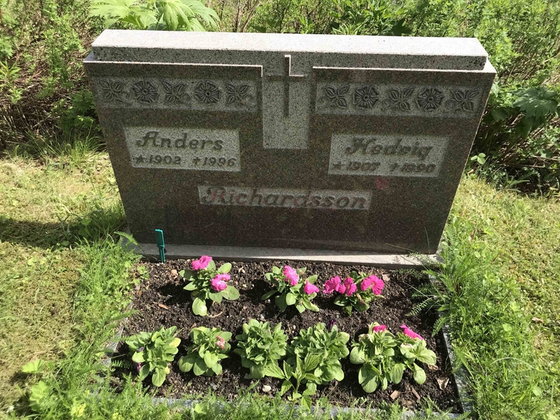 Grave number: UN D   210, 211