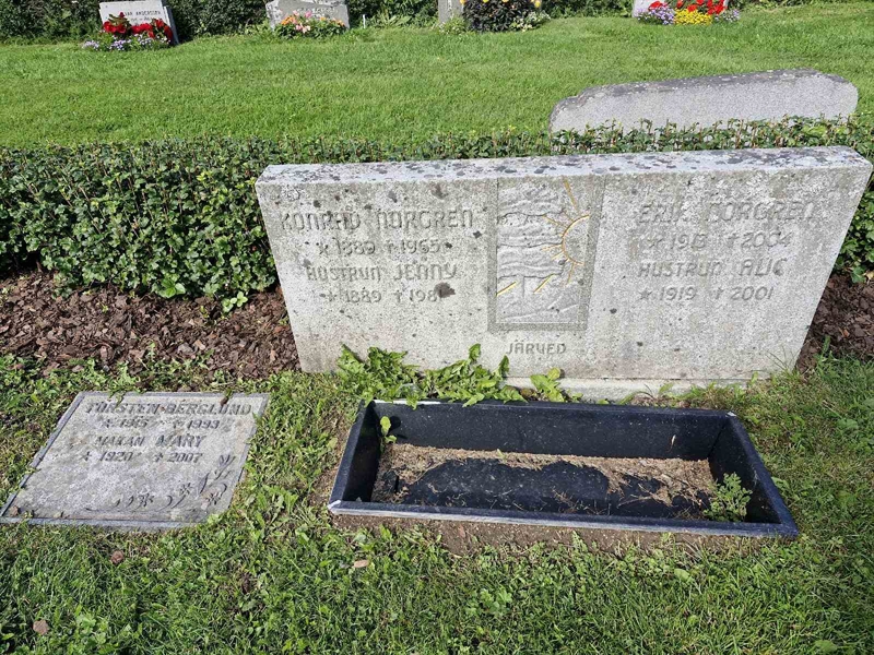 Grave number: AK D  5686-5689