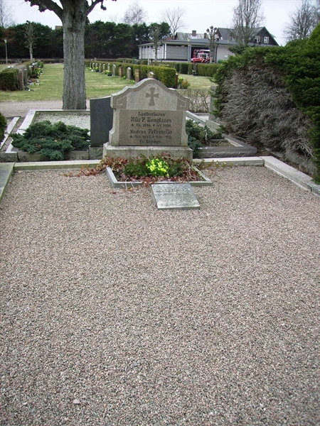 Grave number: LM 3 22  012