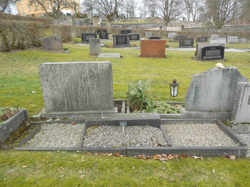 Grave number: NÅ M6   132, 133