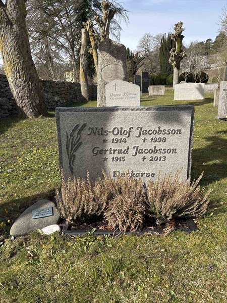 Gravnummer: LI   104, 105