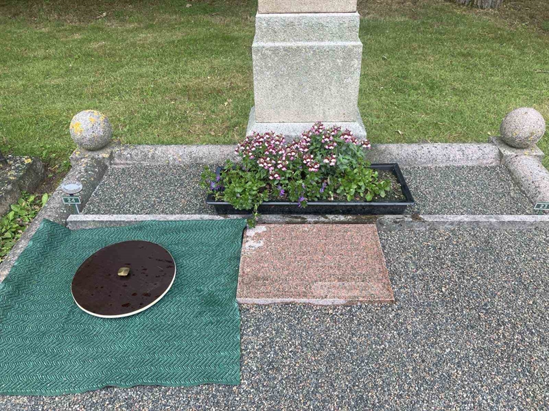 Gravnummer: 1    23-24