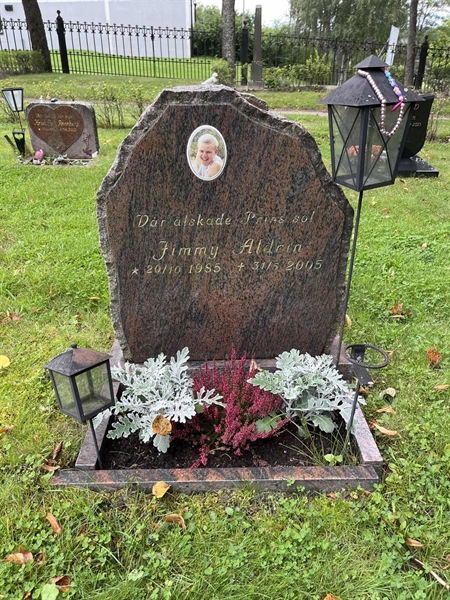Grave number: 1 01   121