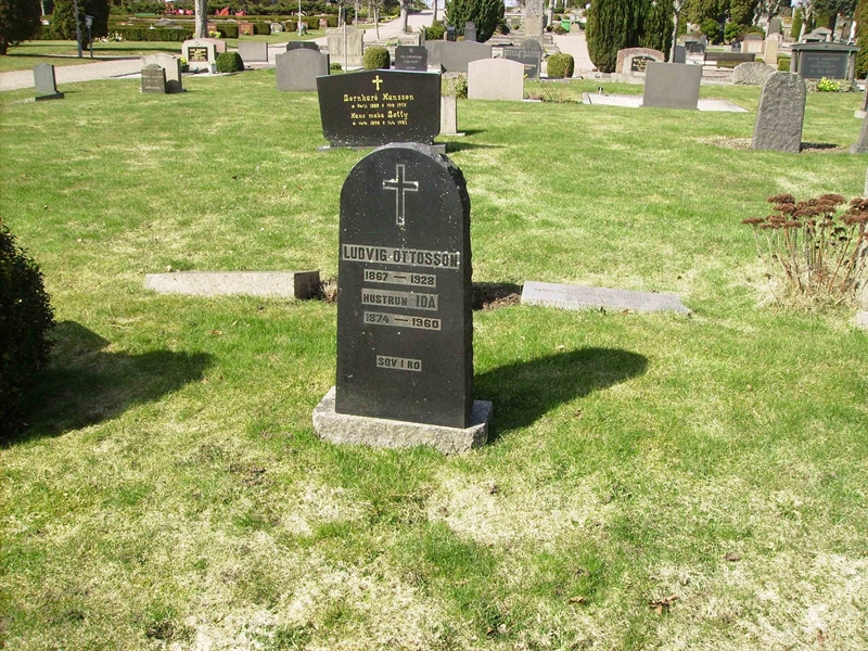 Grave number: LM 3 33  005