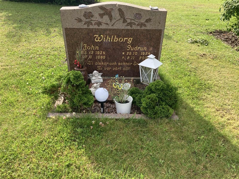 Grave number: R 02   204, 205