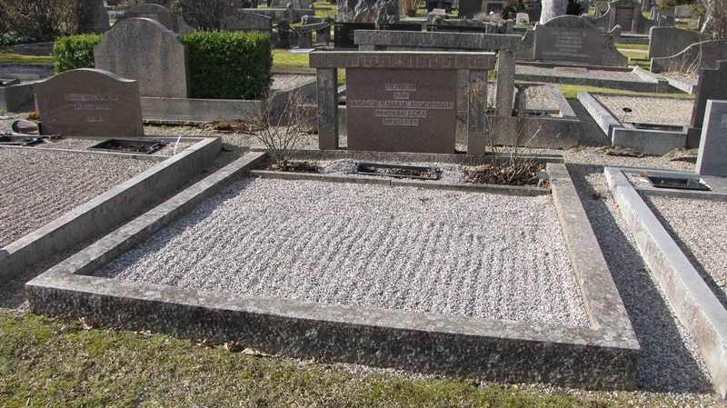 Grave number: HJ   302, 303