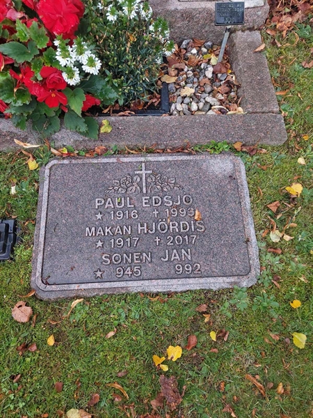 Grave number: E D   177